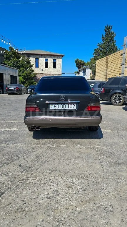Mercedes 220 E — foto 3/4