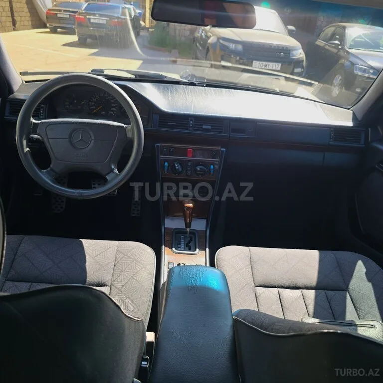 Mercedes 220 E — foto 4/4