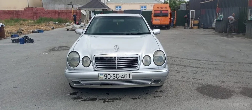 Mercedes E 200 — foto 1/4