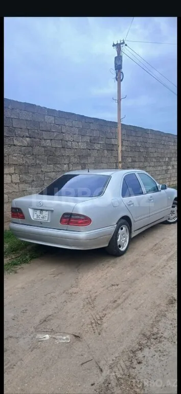 Mercedes E 200 — foto 2/4
