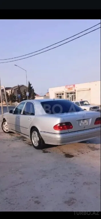 Mercedes E 200 — foto 3/4