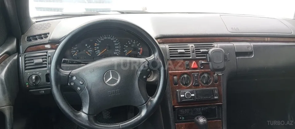 Mercedes E 200 — foto 4/4
