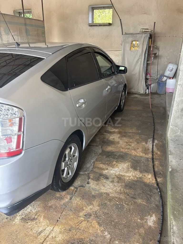 Toyota Prius — фото 3/4