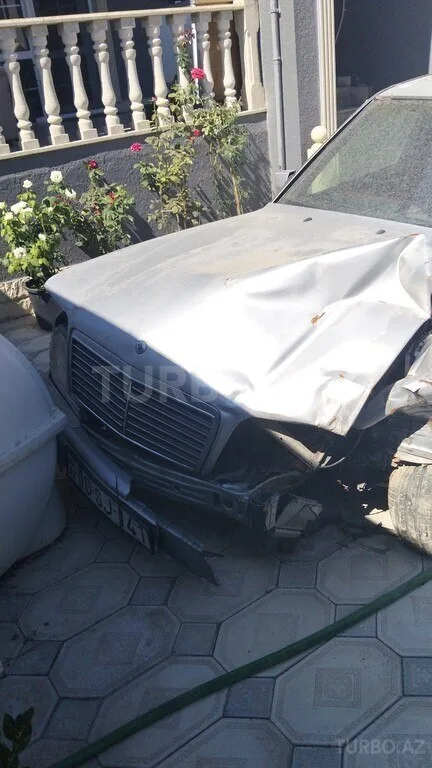 Mercedes 300 E — foto 1/4