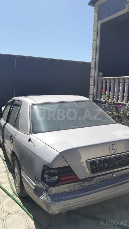 Mercedes 300 E — foto 4/4