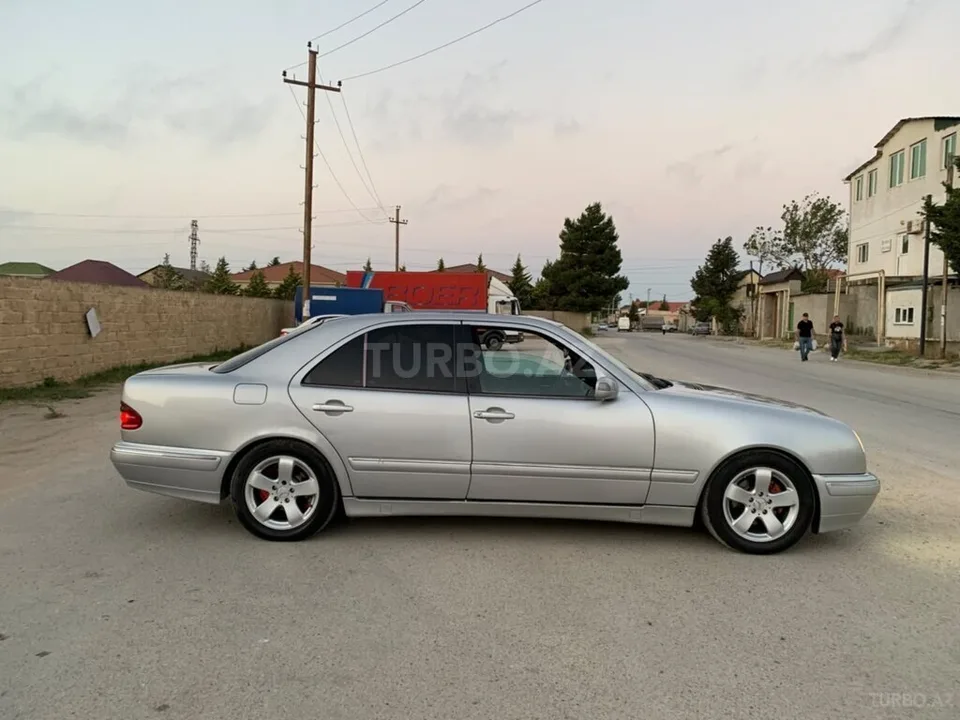 Mercedes E 240 — foto 3/4