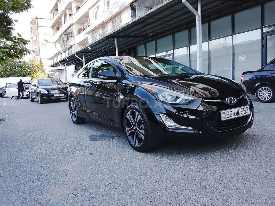 Hyundai Elantra — foto 1/4