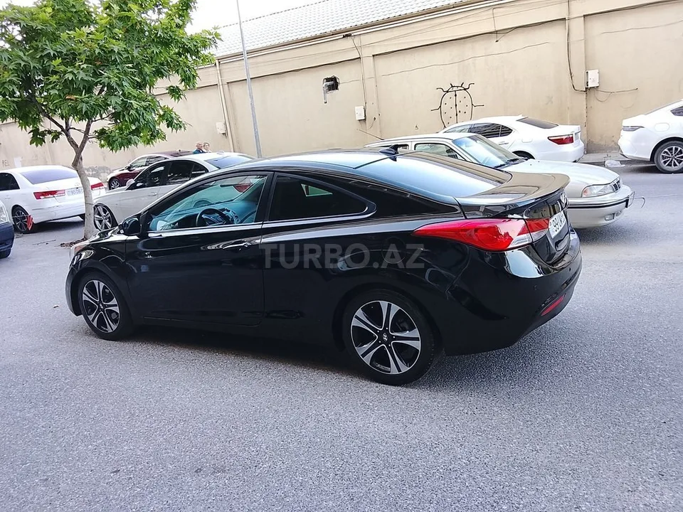 Hyundai Elantra — foto 2/4