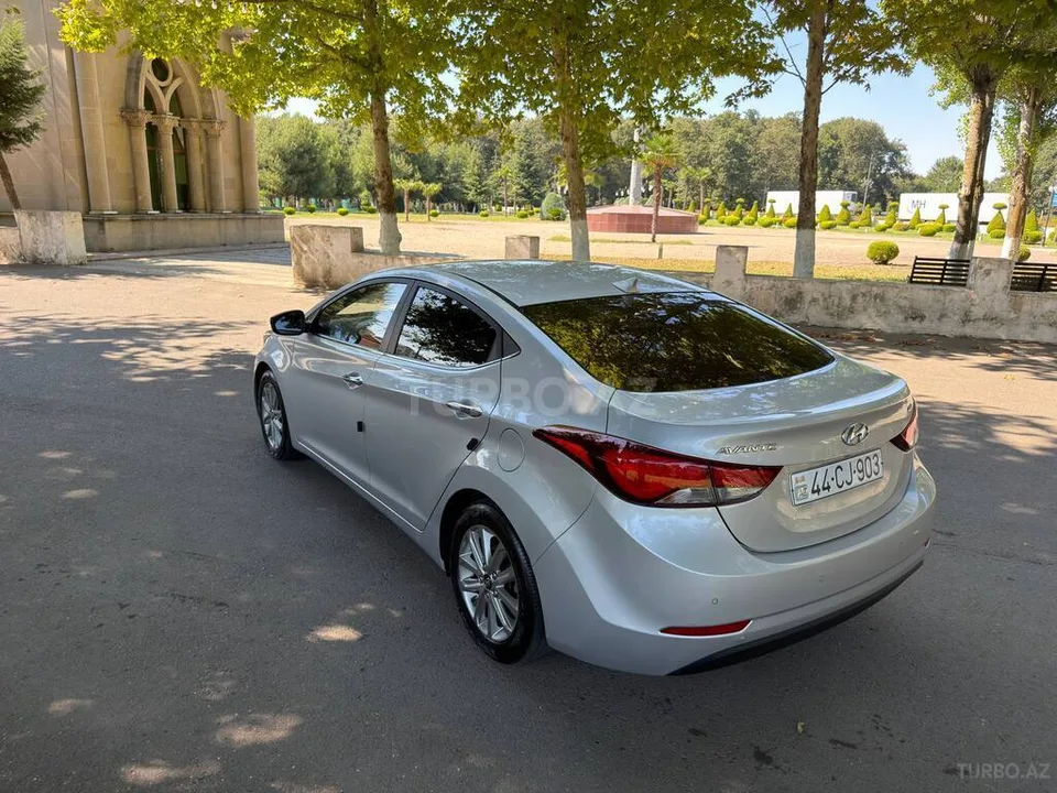 Hyundai Elantra — фото 4/4