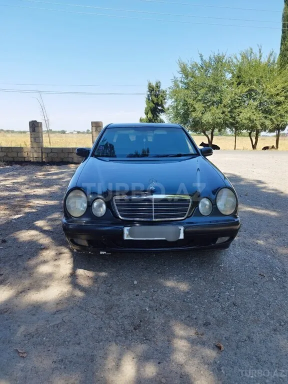 Mercedes E 220 — foto 1/4