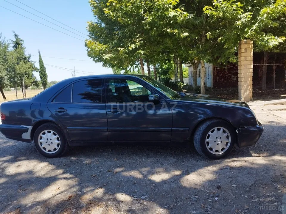 Mercedes E 220 — foto 2/4