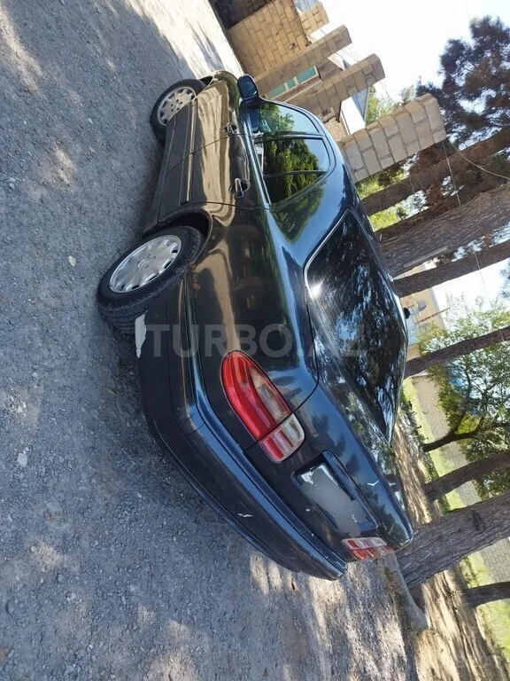 Mercedes E 220 — foto 3/4