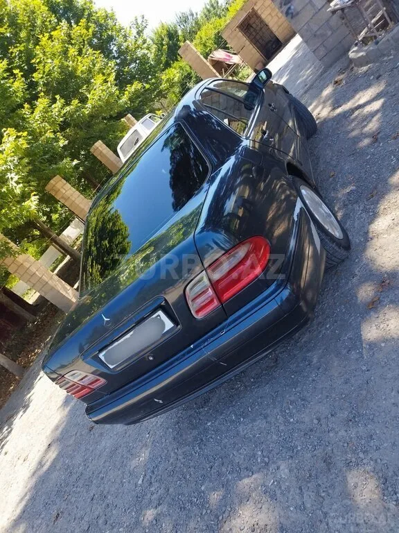 Mercedes E 220 — foto 4/4