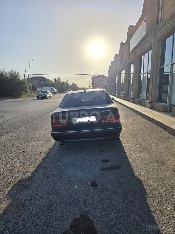 Mercedes E 230 — foto 2/4