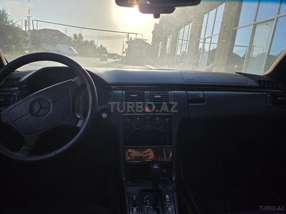 Mercedes E 230 — foto 3/4