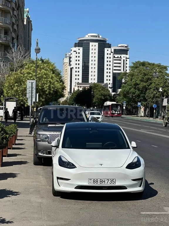 Tesla Model 3 — foto 1/4