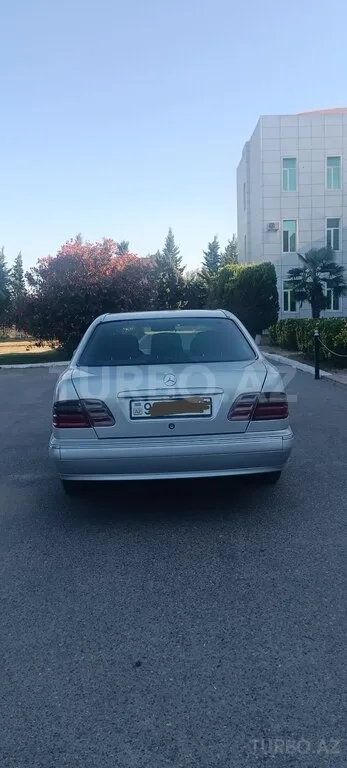 Mercedes E 220 — foto 2/4