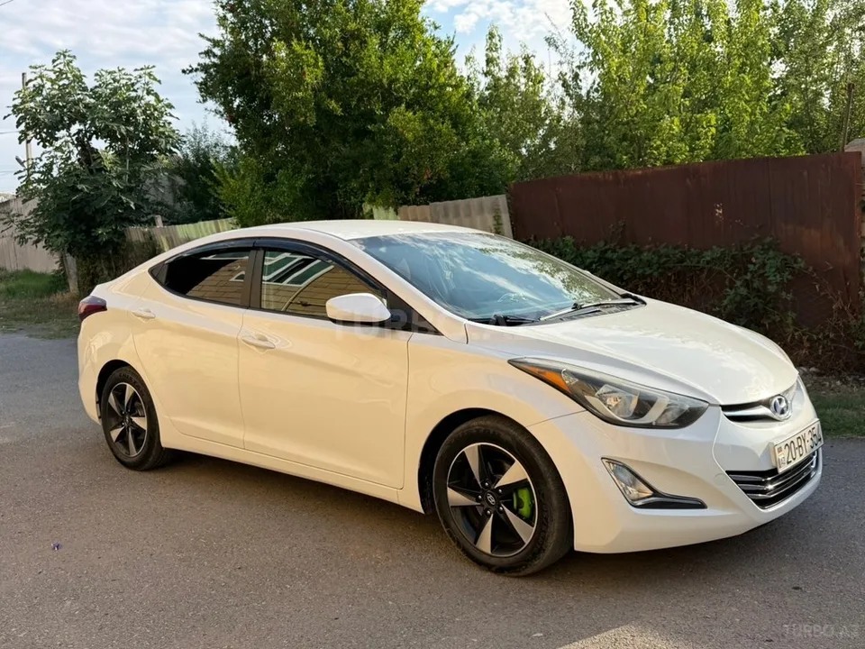 Hyundai Elantra — foto 3/4
