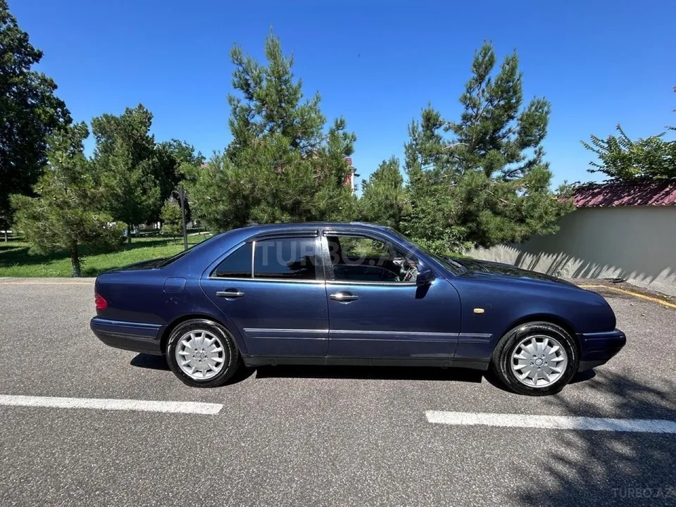 Mercedes E 240 — foto 3/4