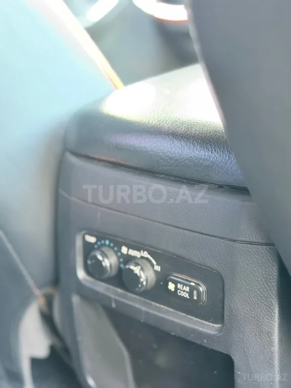 Toyota Land Cruiser Prado — foto 3/4