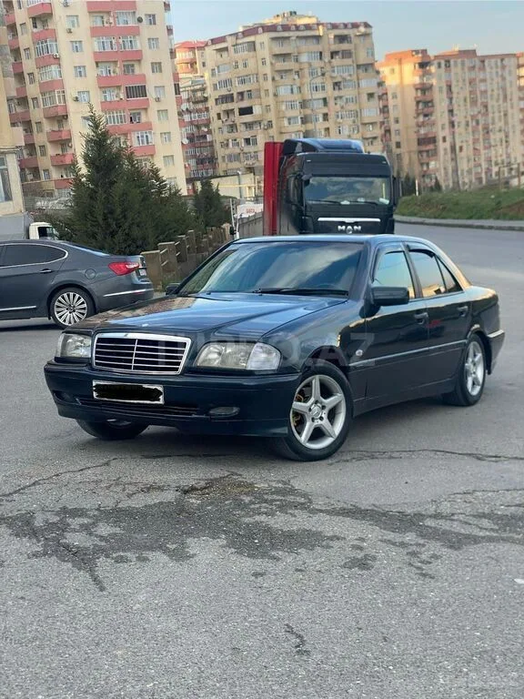 Mercedes C 180 — foto 1/4