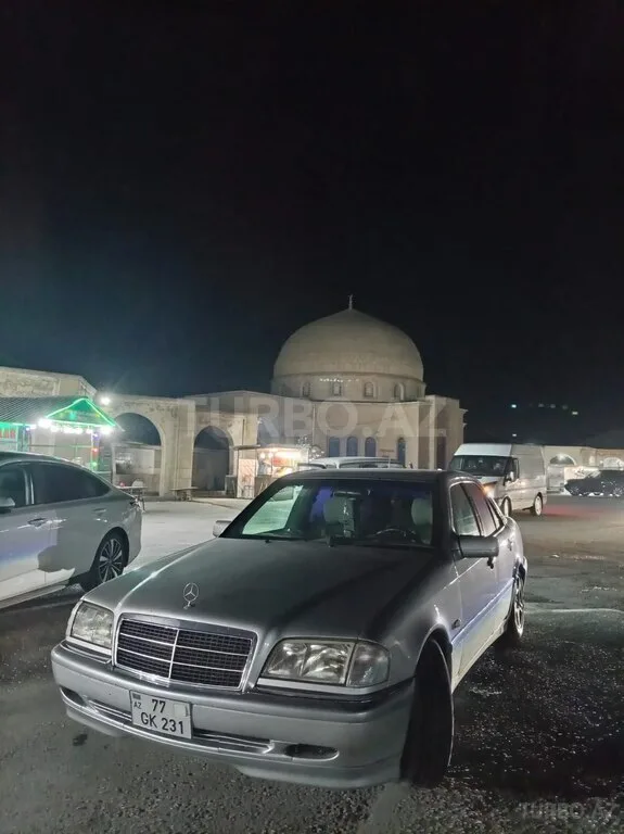 Mercedes C 200 — foto 3/4