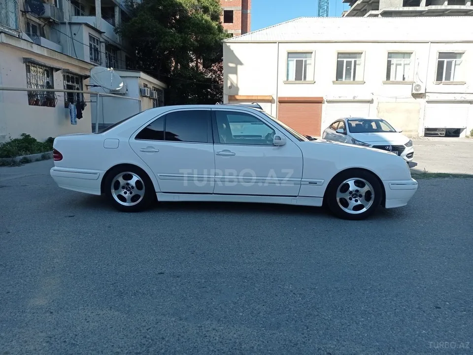 Mercedes E 220 — foto 3/4
