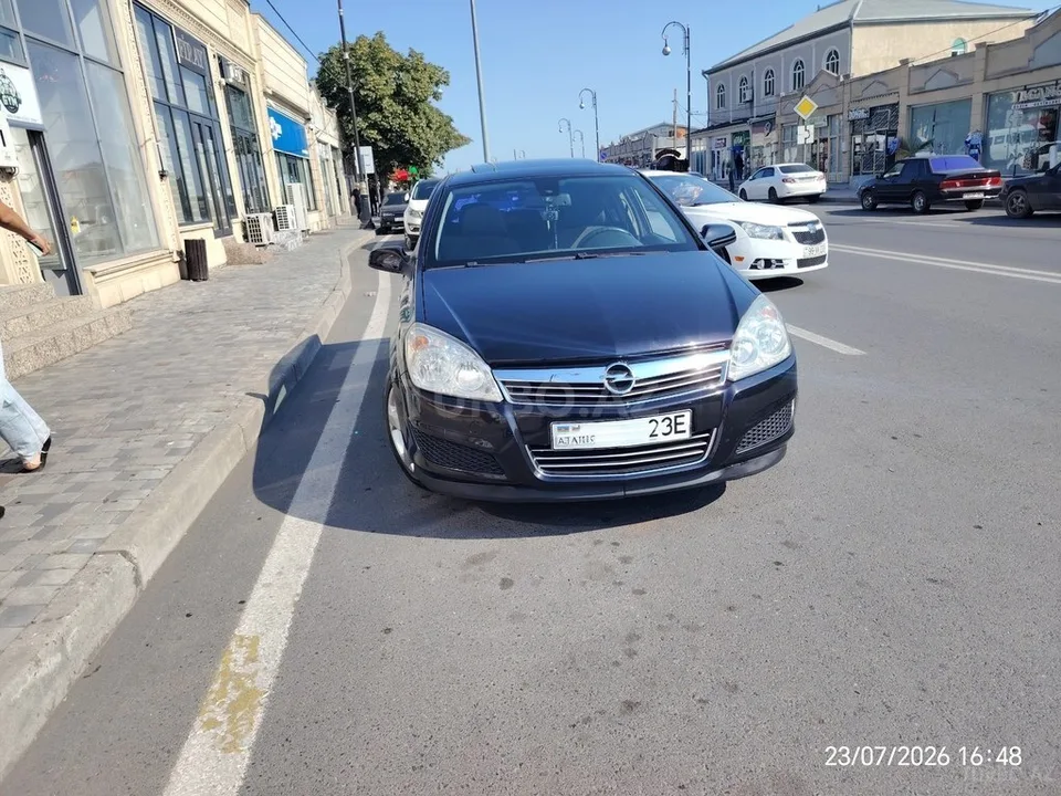 Opel Astra — фото 1/4