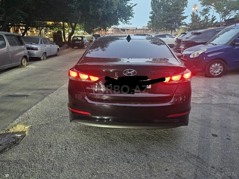 Hyundai Elantra — фото 2/4