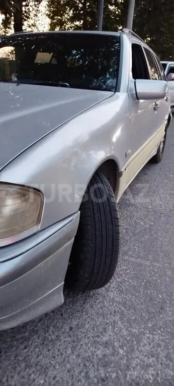 Mercedes C 200 — foto 3/4