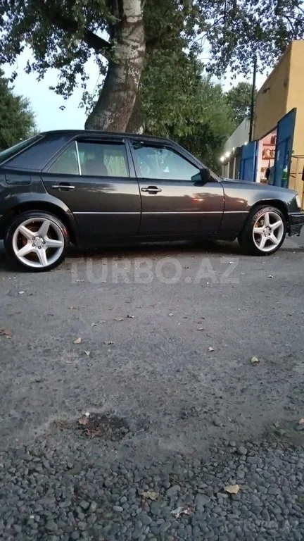 Mercedes E 200 — foto 3/4
