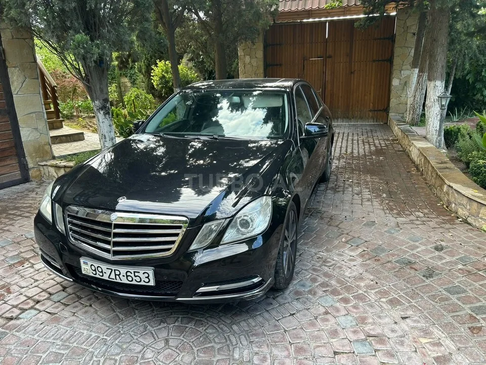 Mercedes E 300 4MATIC — фото 1/4