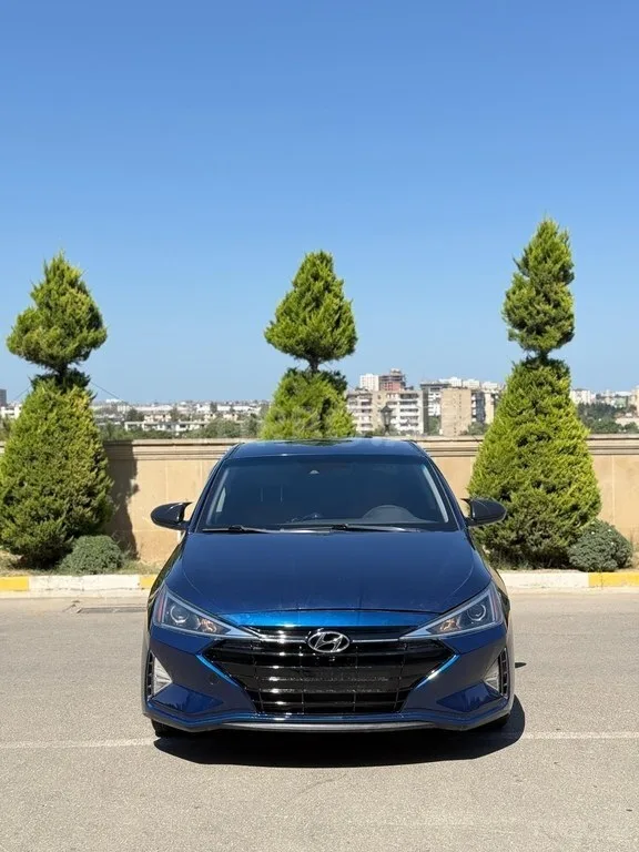 Hyundai Elantra — foto 1/4
