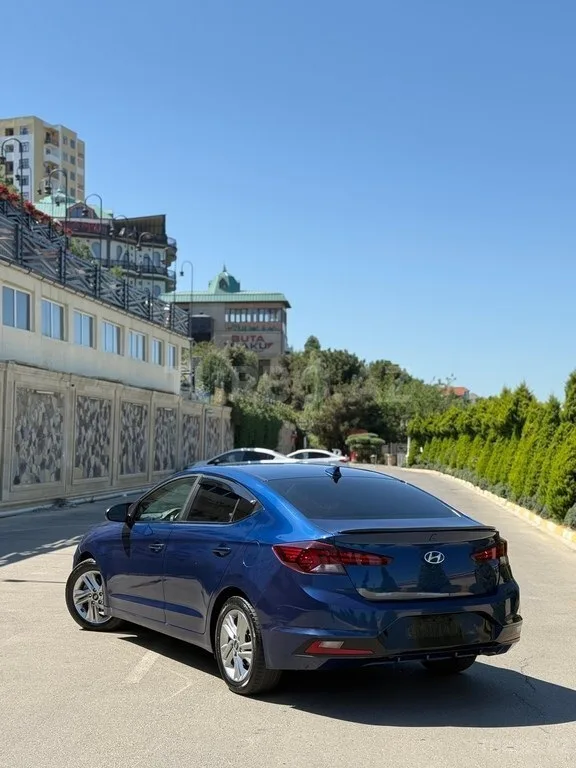 Hyundai Elantra — foto 3/4