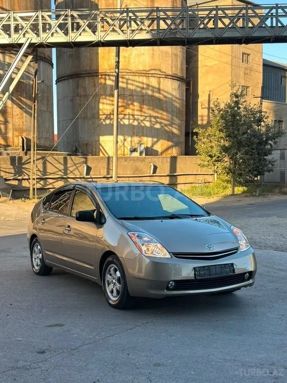 Toyota Prius — фото 3/4