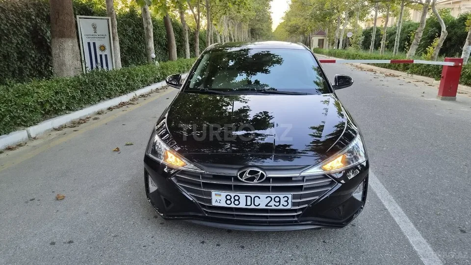 Hyundai Elantra — фото 1/4