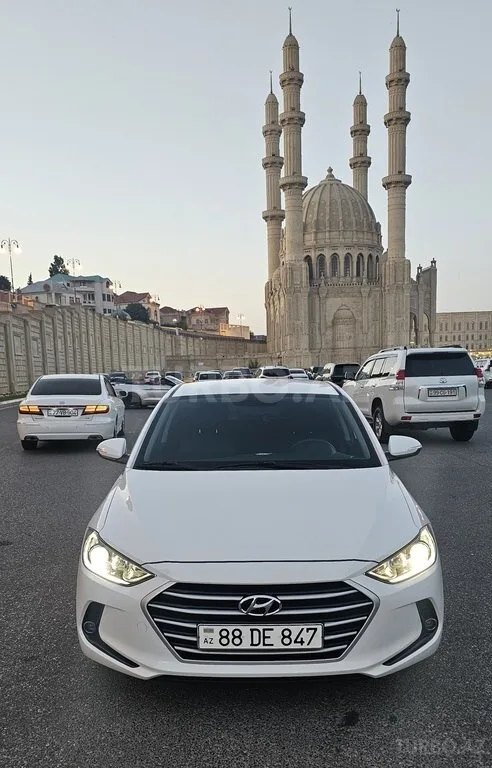 Hyundai Elantra — foto 1/4