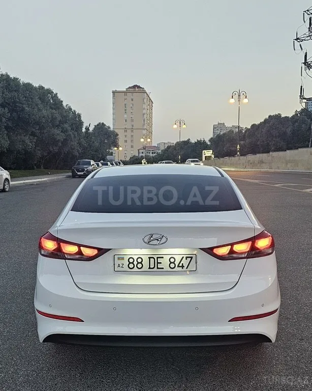 Hyundai Elantra — foto 2/4