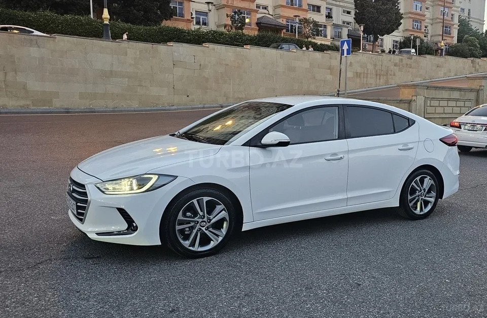 Hyundai Elantra — foto 3/4