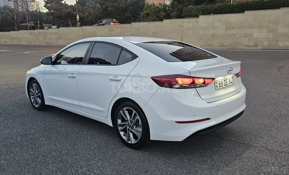 Hyundai Elantra — foto 4/4