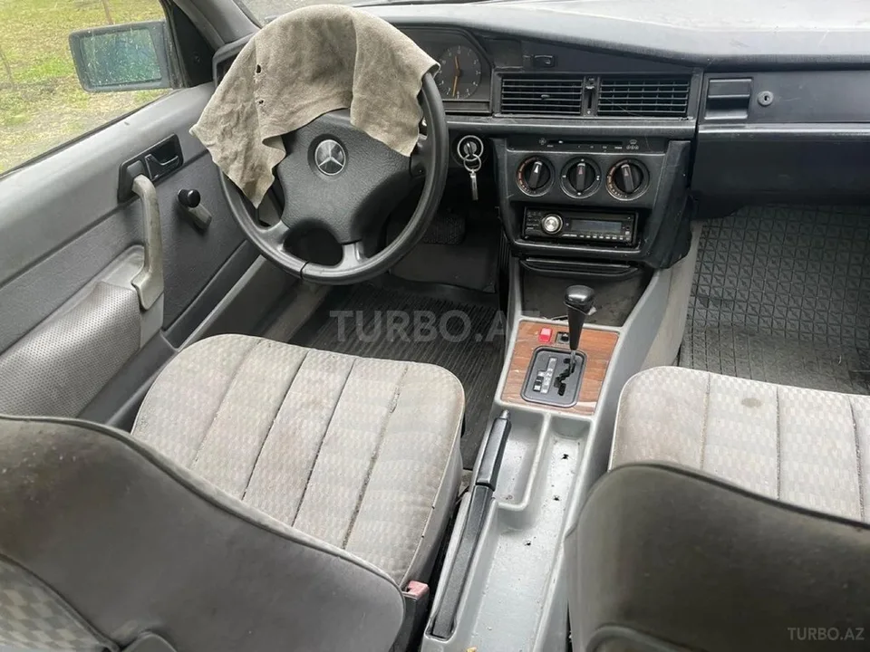 Mercedes E 220 — foto 3/4