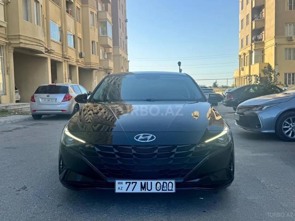 Hyundai Elantra — фото 1/4