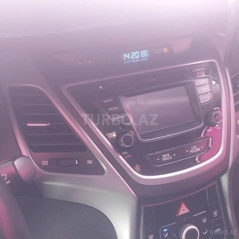 Hyundai Elantra — foto 2/4