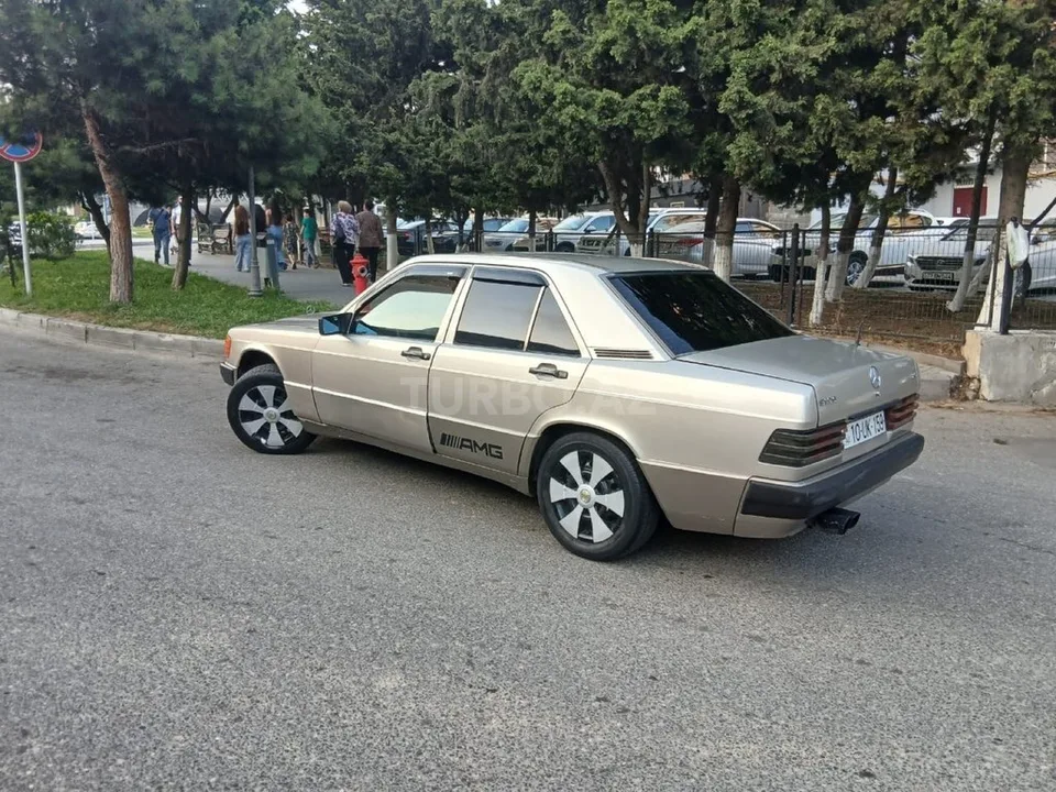 Mercedes 190 — foto 4/4