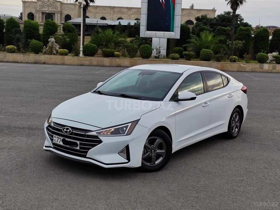 Hyundai Elantra — foto 1/4