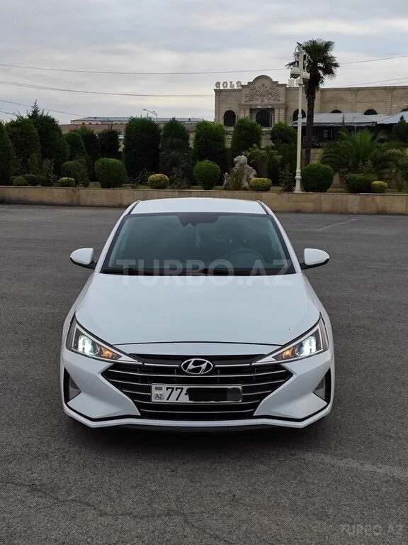 Hyundai Elantra — foto 2/4