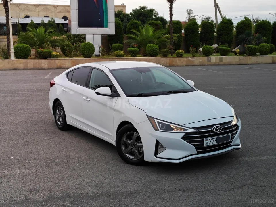 Hyundai Elantra — foto 3/4