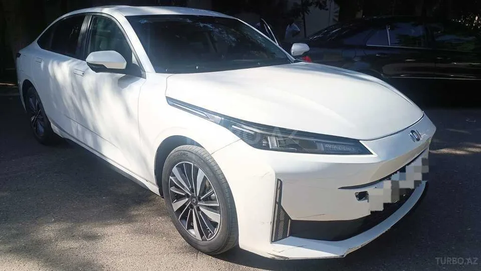 Changan Qiyuan A05 — foto 1/4