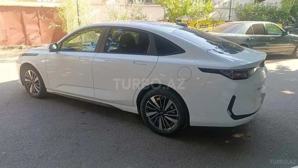 Changan Qiyuan A05 — foto 2/4