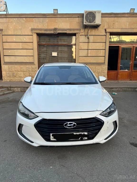 Hyundai Elantra — foto 1/4